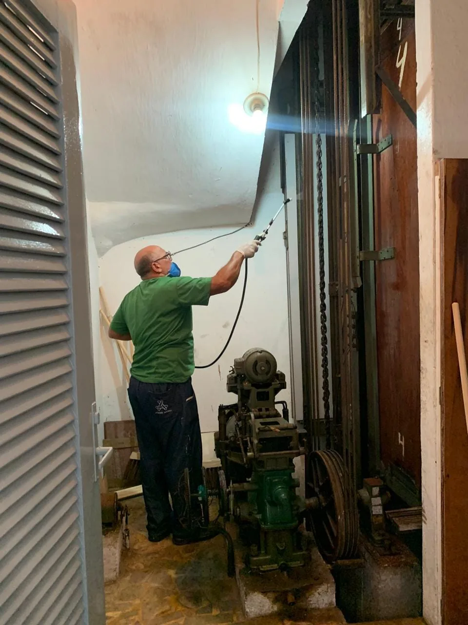 Técnico realizando controle de pragas em casa de máquinas