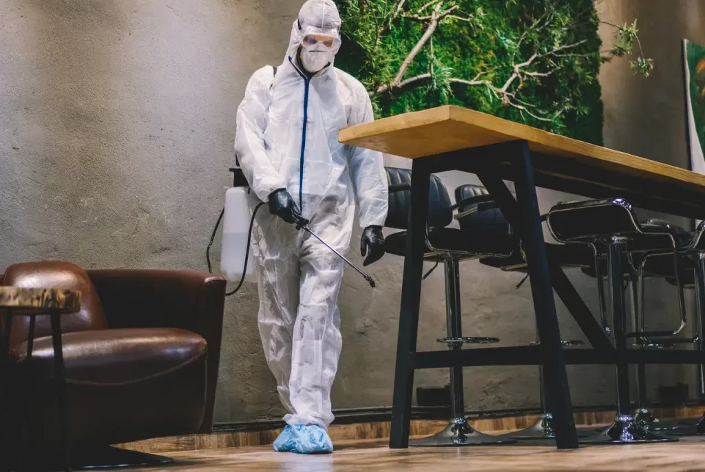 Profissional realizando controle de pragas em restaurante